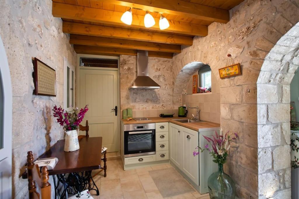 La Casa Di Bella A Tradional Stone House With Barbecue Βίλα Καρυά Εξωτερικό φωτογραφία
