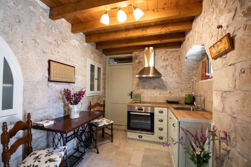 La Casa Di Bella A Tradional Stone House With Barbecue Βίλα Καρυά Εξωτερικό φωτογραφία