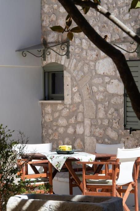 La Casa Di Bella A Tradional Stone House With Barbecue Βίλα Καρυά Εξωτερικό φωτογραφία