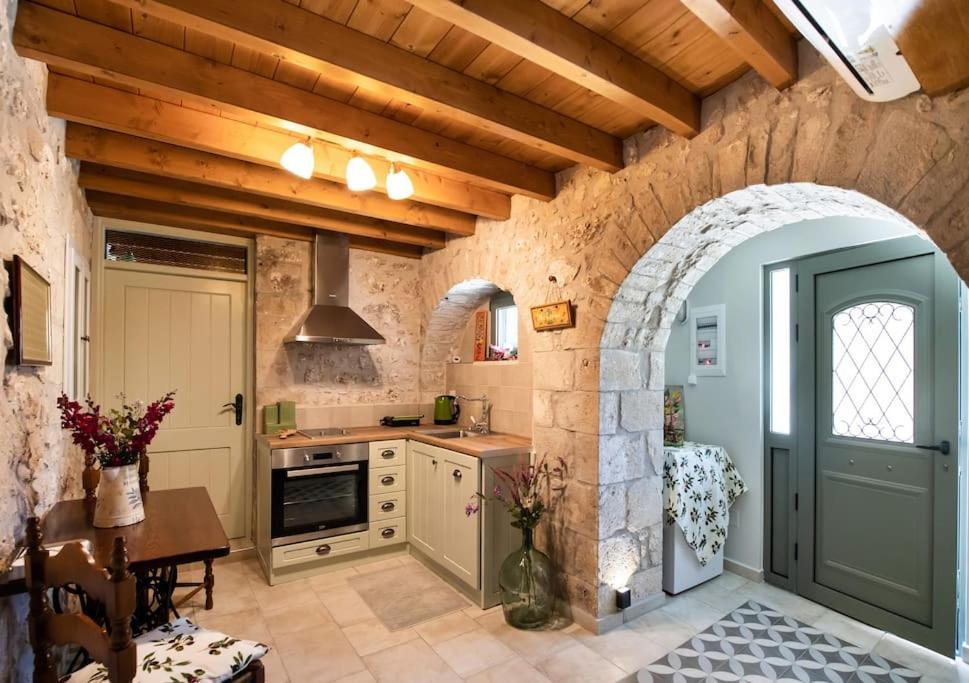 La Casa Di Bella A Tradional Stone House With Barbecue Βίλα Καρυά Εξωτερικό φωτογραφία