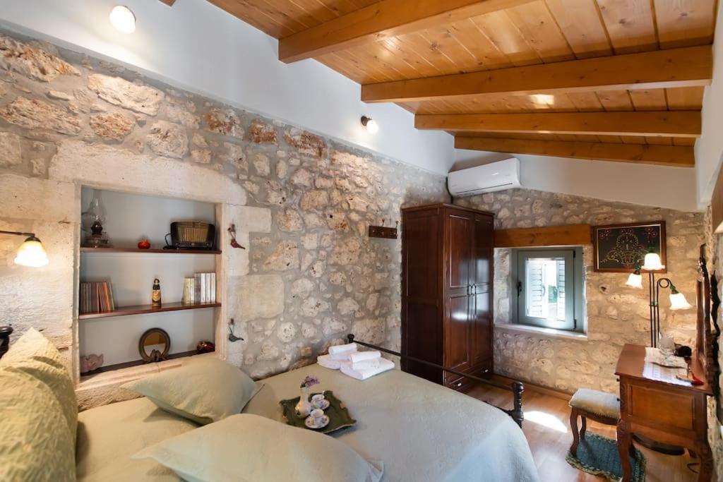La Casa Di Bella A Tradional Stone House With Barbecue Βίλα Καρυά Εξωτερικό φωτογραφία