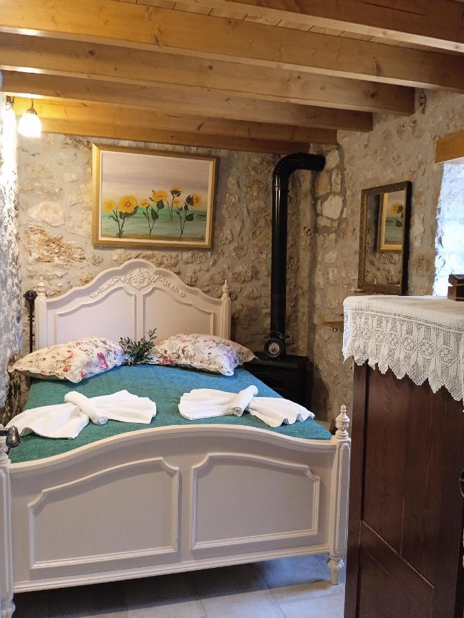La Casa Di Bella A Tradional Stone House With Barbecue Βίλα Καρυά Εξωτερικό φωτογραφία